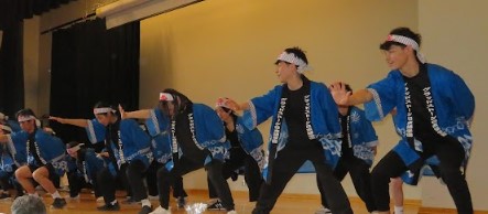 ソーラン節を踊る（日系文化センター　春のバザーにて）